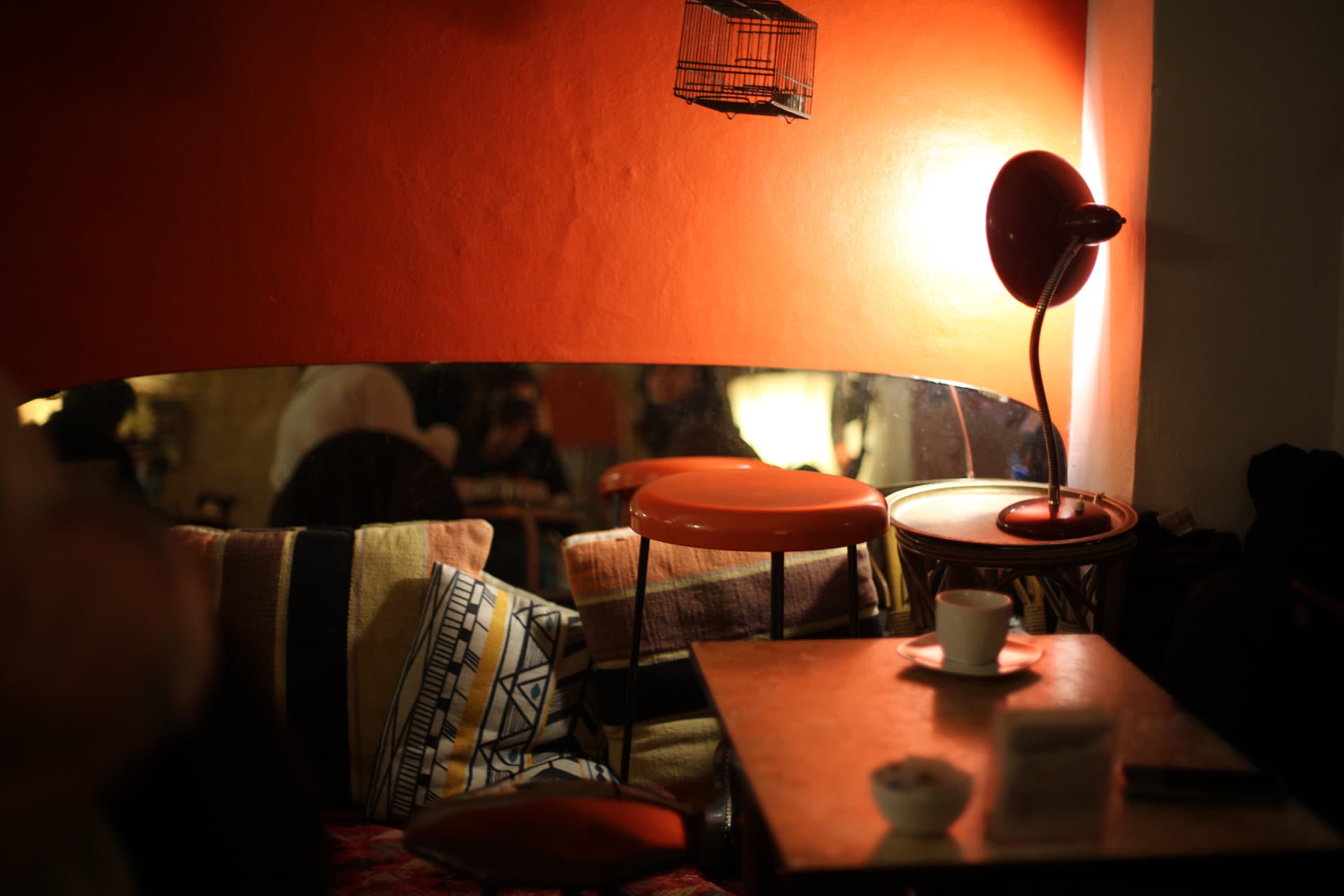 Interno raccolto della sala da tè