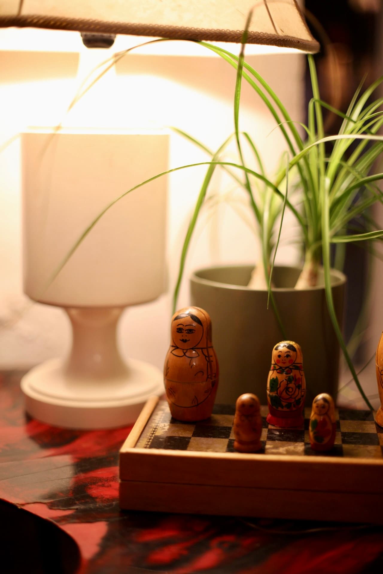 Matrioske e lampada tra i dettagli d’arredo della sala
